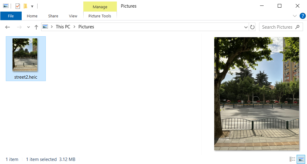 Windows File Explorer showing HEIC files with thumbnail previews after installing CopyTrans HEIC